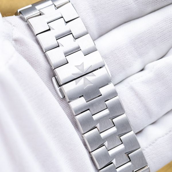 Vacheron Constantin Overseas 7900V/110A-B334